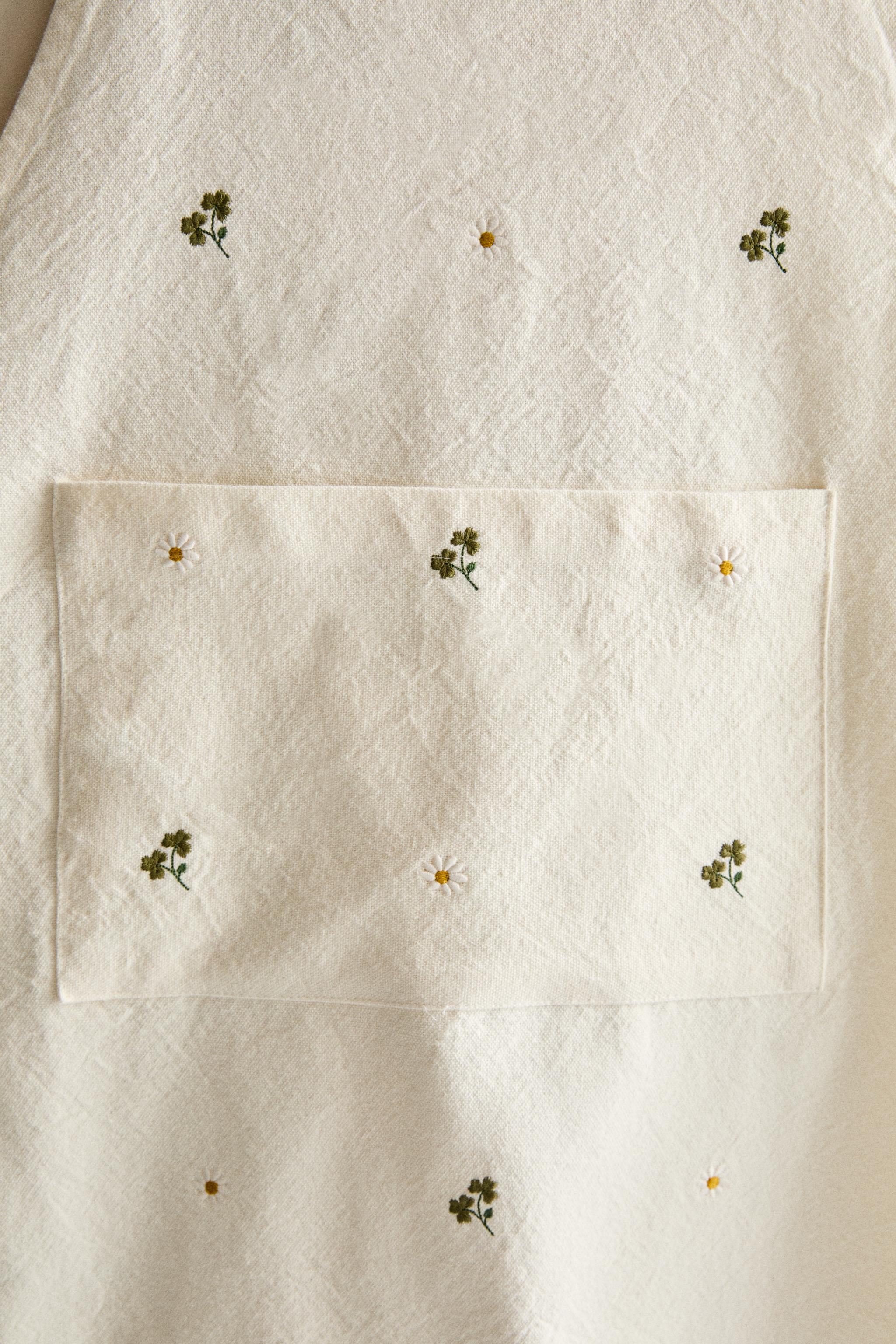 EMBROIDERED CLOVER APRON